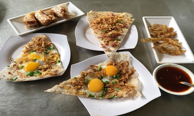 Picture of Take a bite out of Saigon's sizzling 22-cent ‘pizza’